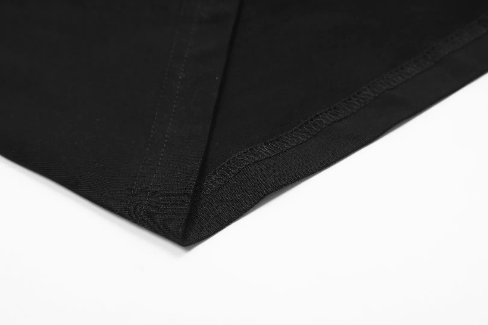 "Classic long sleeves" vivienne west wood Vivienne Saturn classic versatile long sleeves Simple and fashionable, very practical to wear inside and outside. The top hot model in 2024. No need to say more. Open the details directly. Correct accessories for the entire series. Every detail is completely restored. Straightforward to full. Size: s m l Color: black white gray